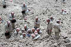 De Panne Isaac Cordal "Waiting for the climate change"